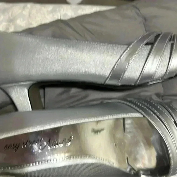 Easy Street Alive 5 Kitten heels. Brand new- not worn - Picture 3 of 3